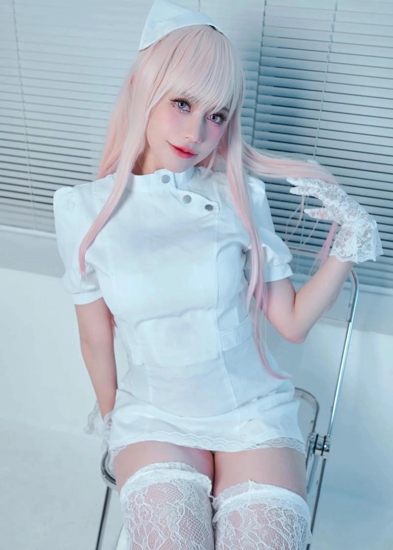 ảnh cosplay y tá đáng yêu