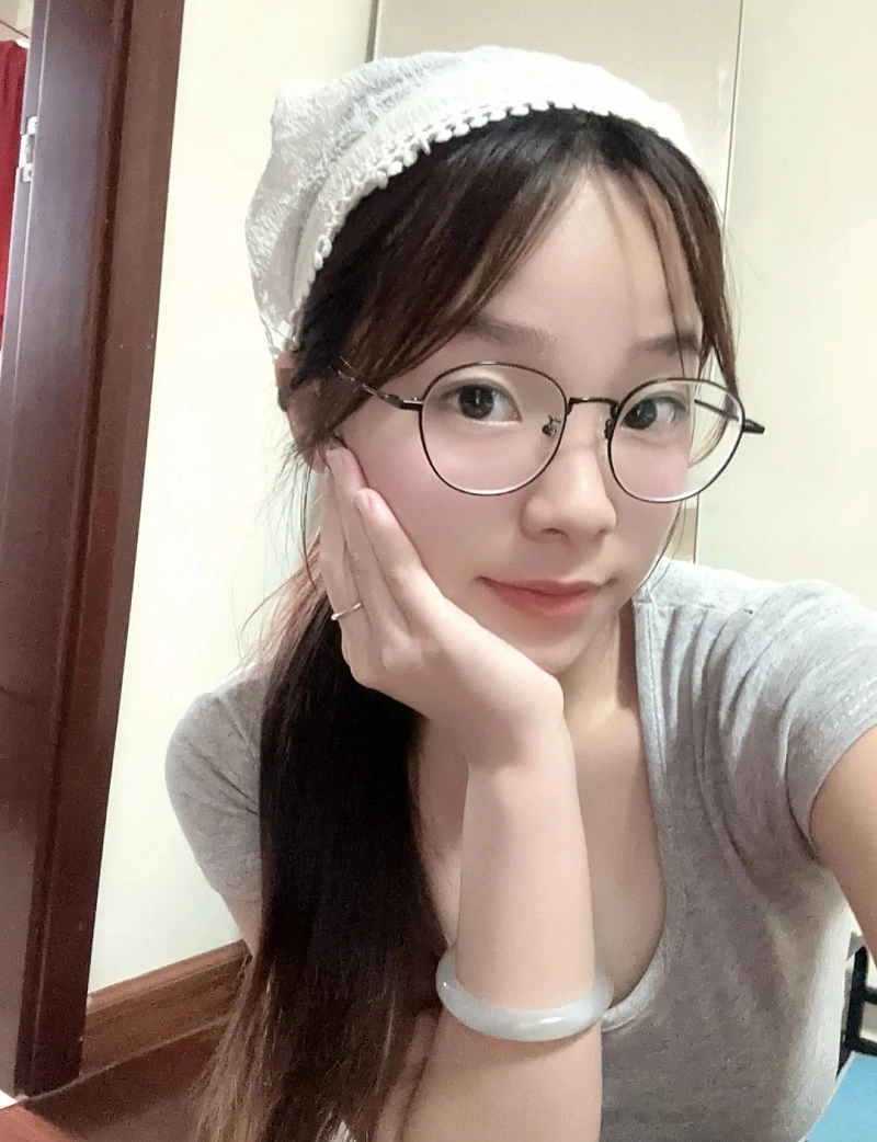 gái xinh đeo kính cute