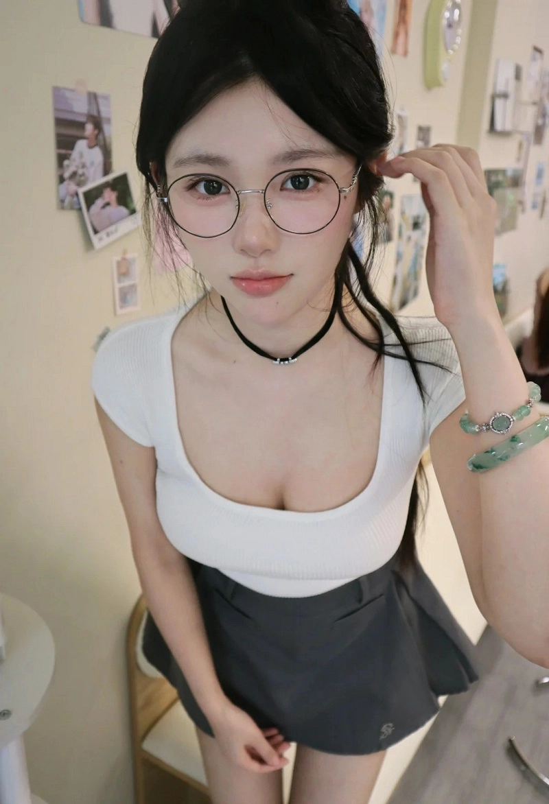 gái xinh đeo kính sexy