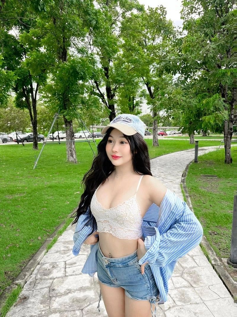 gái xinh mặc croptop