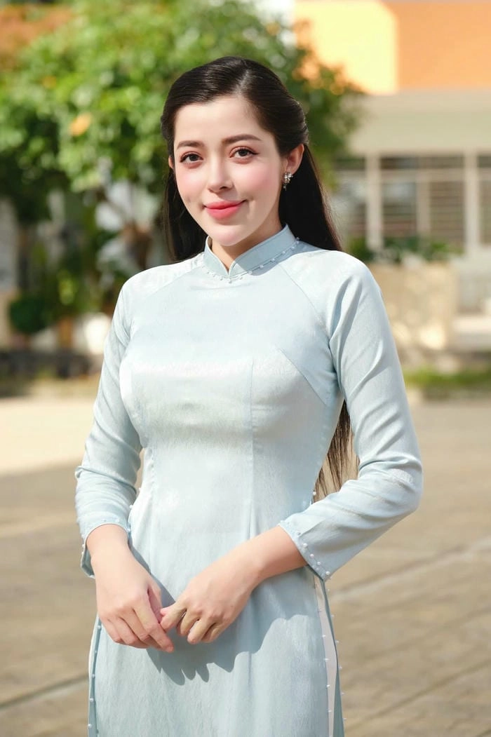 Nguyễn Diệu Linh đẹp rạng rỡ 