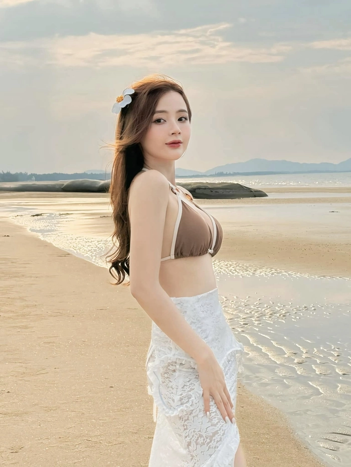 Lê Lý Lan Hương bikini hút mắt