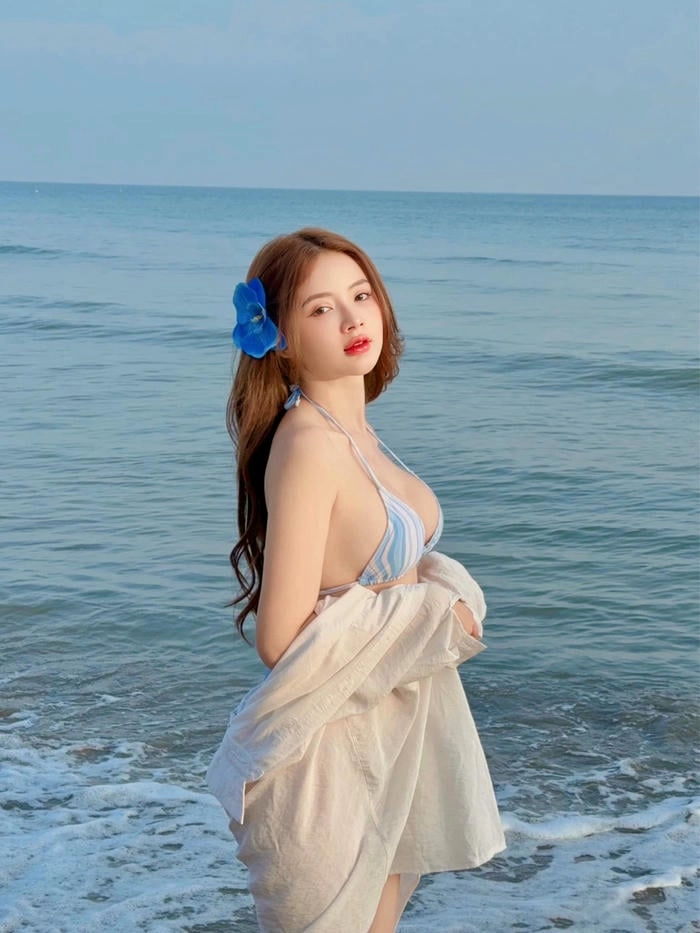 Lê Lý Lan Hương bikini táo bạo