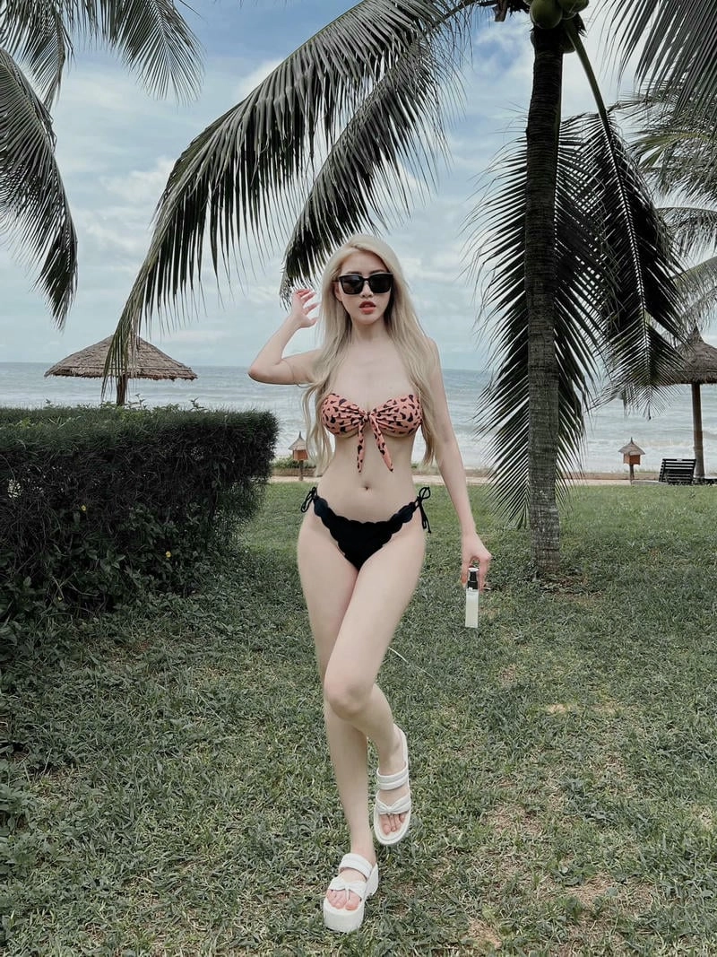 Đồng Thảo My bikini lộ hàng