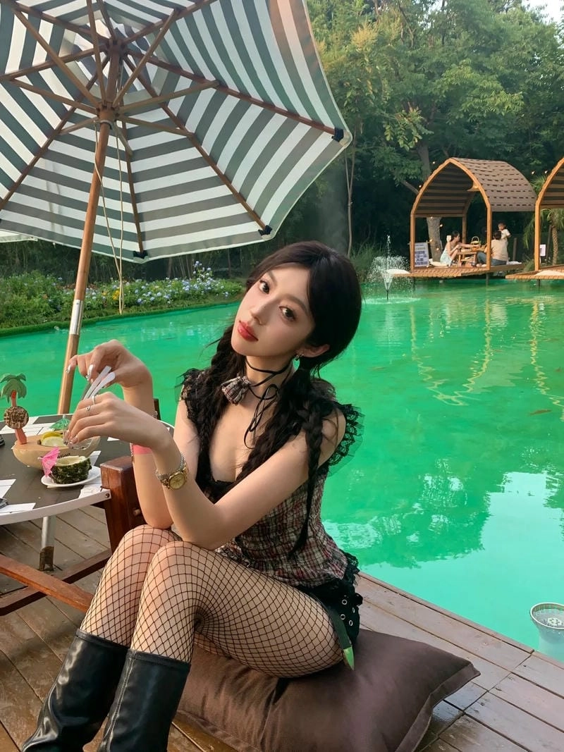 Hot girl mặc quần tất gợi cảm 