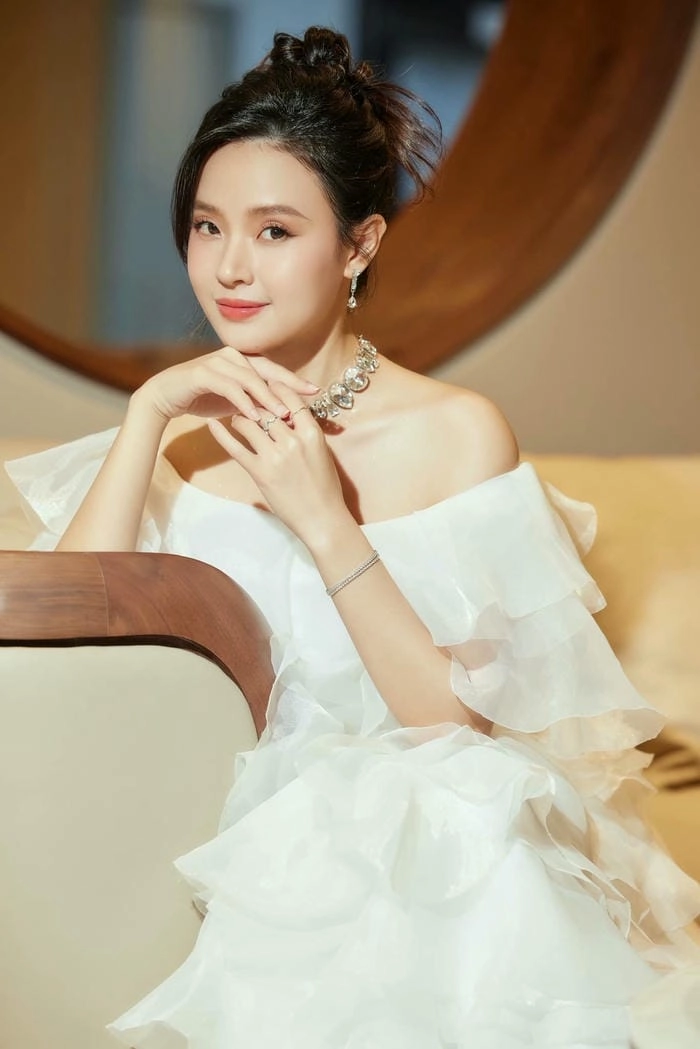 hot girl Midu thanh lịch