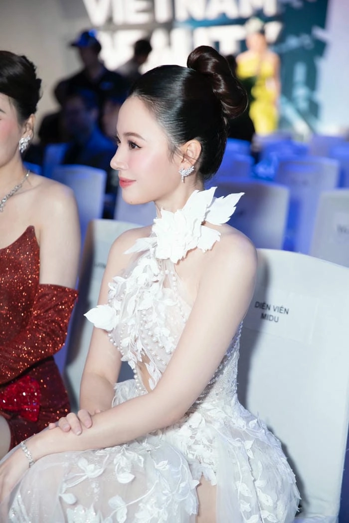 Nhan sắc ngọt ngào của Midu