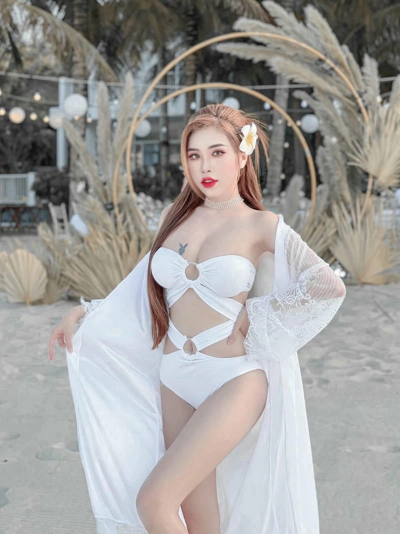 Pinky Bảo Trân mặc bikini gợi cảm