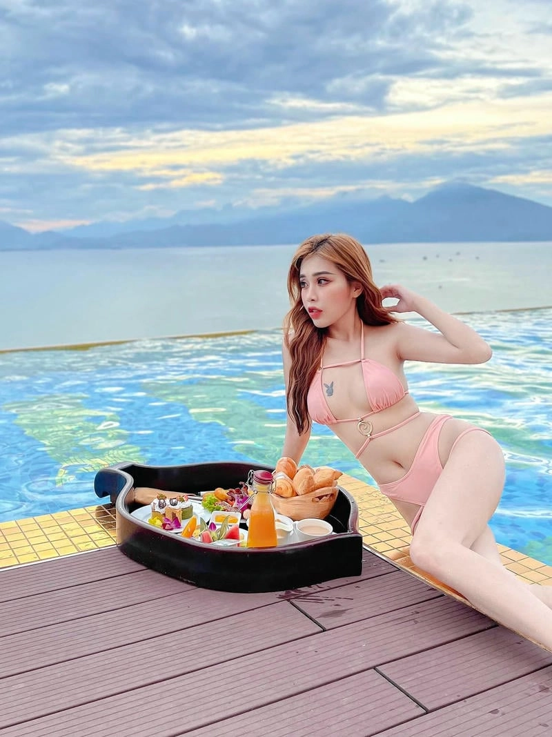 Pinky Bảo Trân mặc bikini nóng bỏng 18+