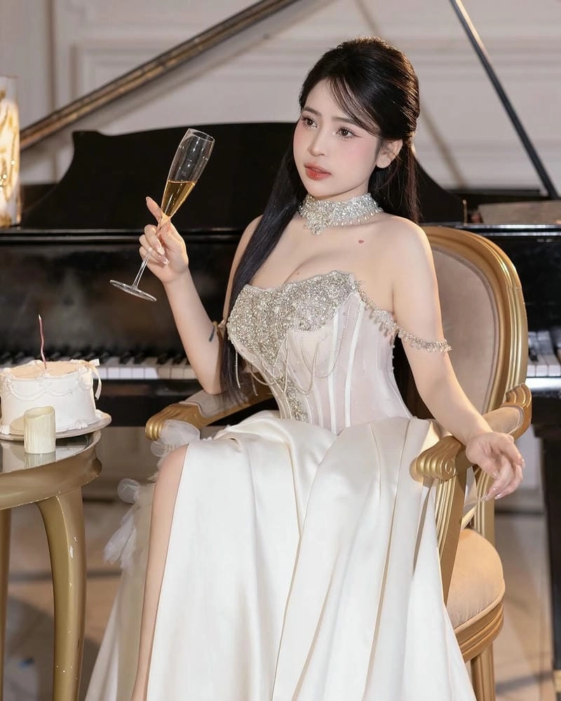 Nhung Chanh khoe dáng