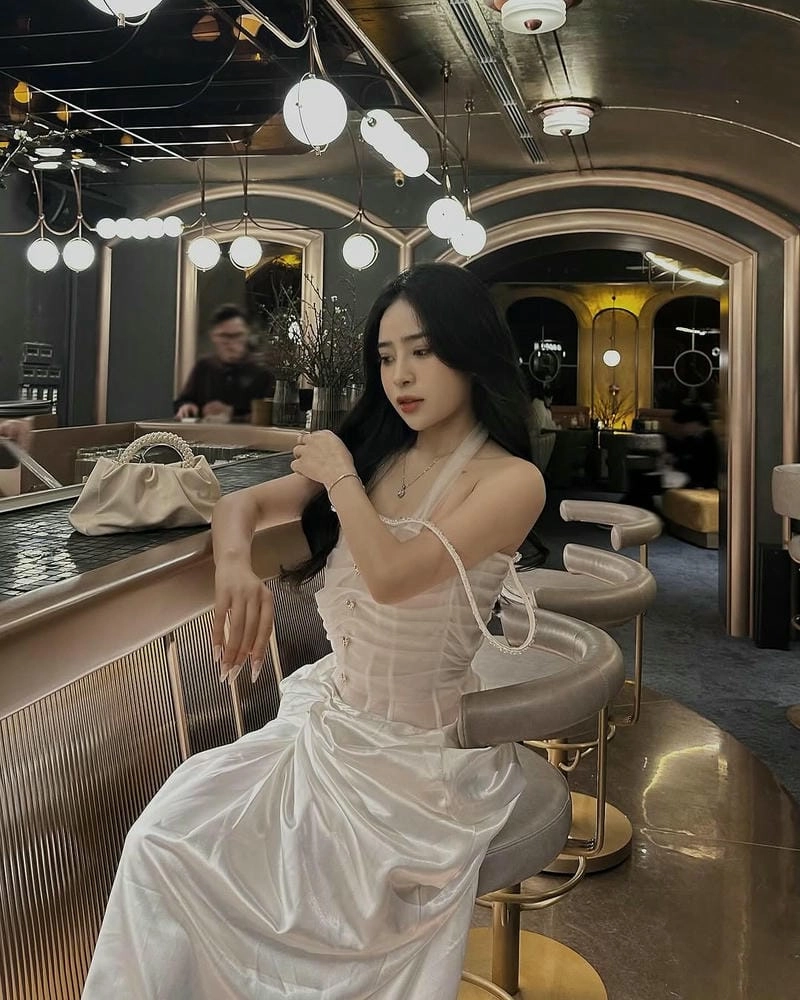 Nhung Chanh khoe vai trần