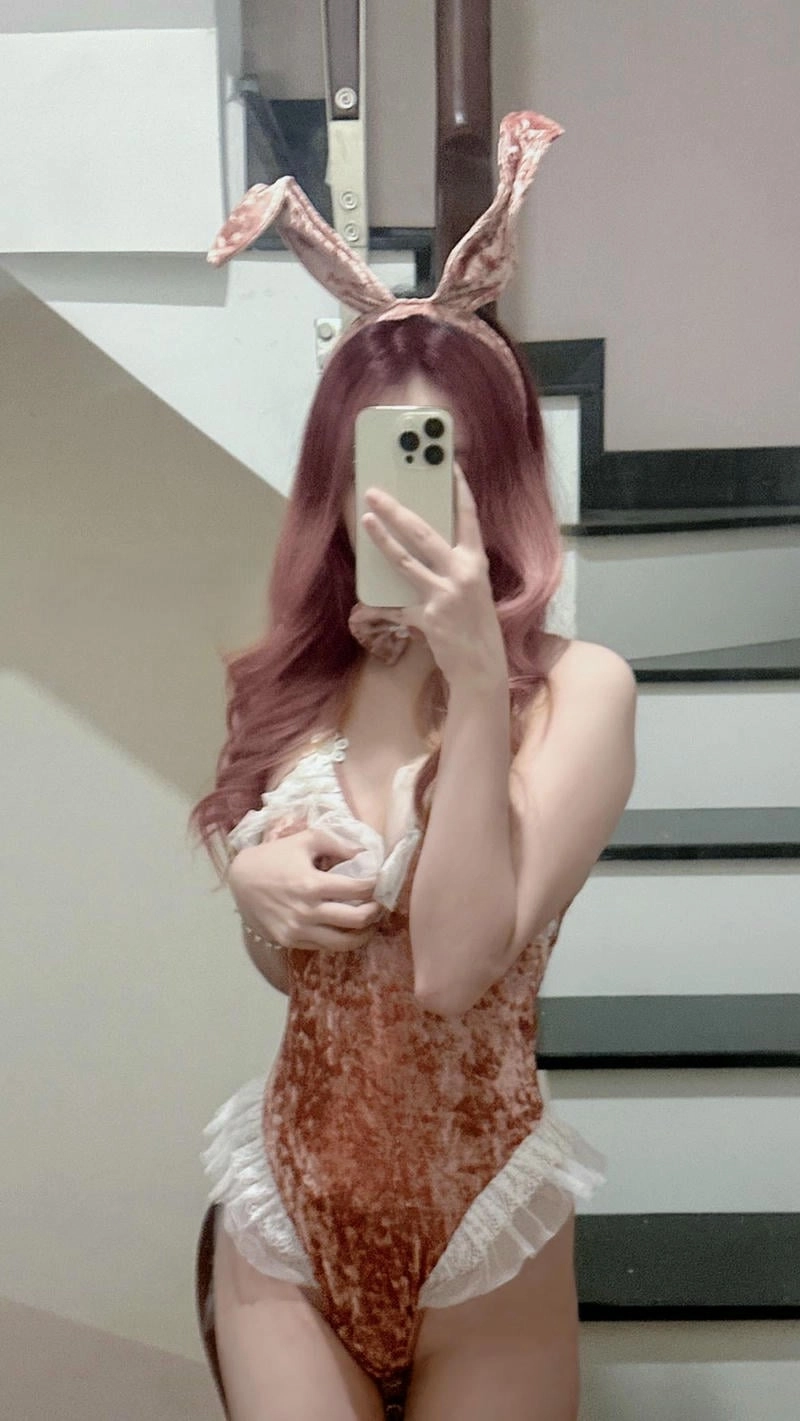 avatar girl đẹp che mặt điện thoại