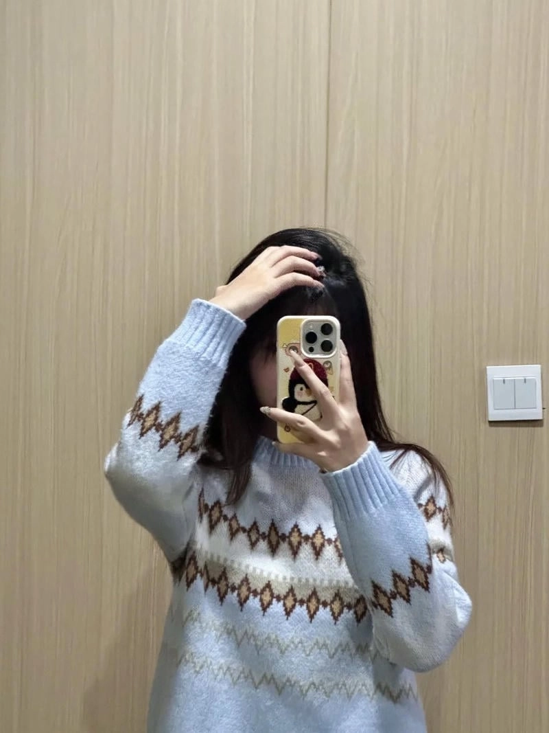 gái xinh cầm điện thoại selfie che mặt