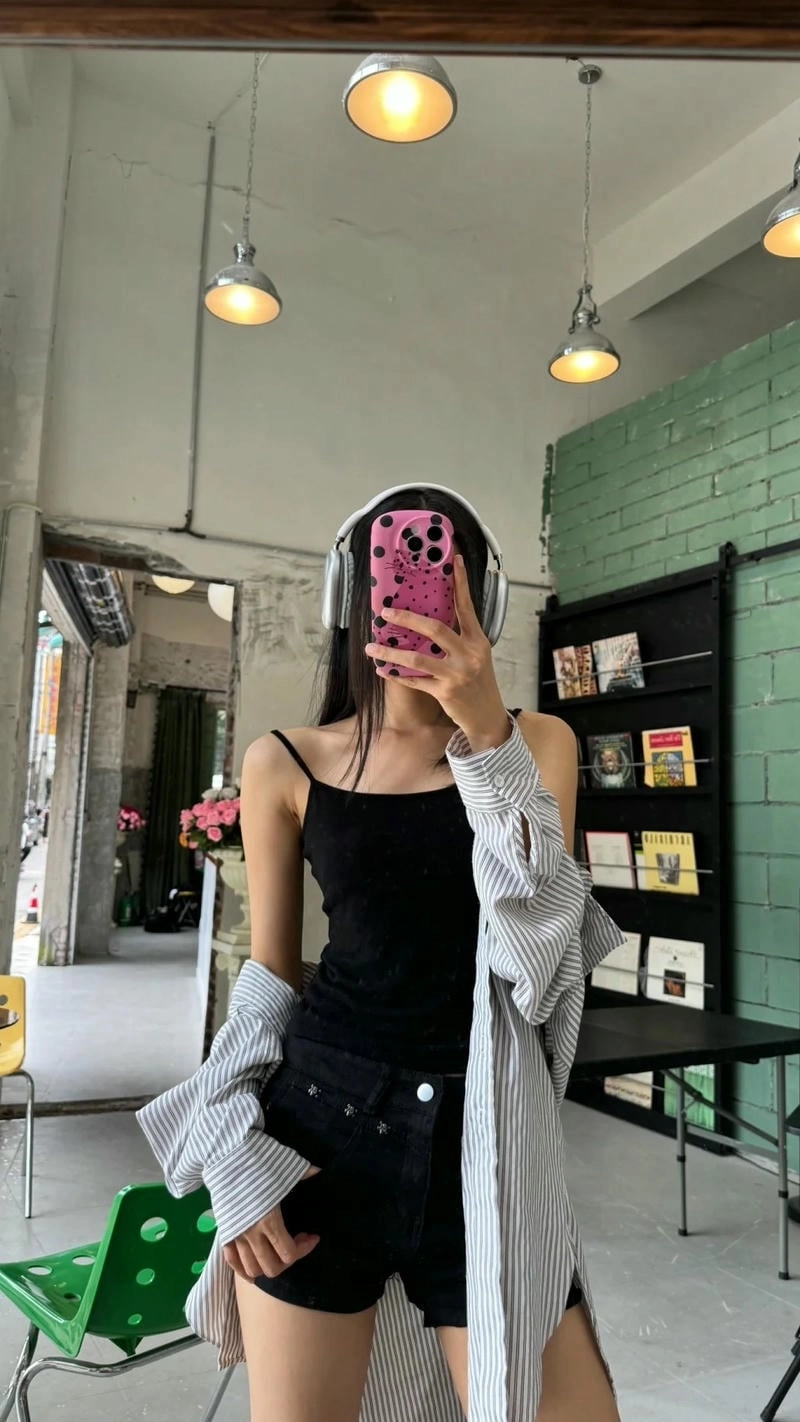 ảnh gái xinh chụp hình che mặt bằng điện thoại
