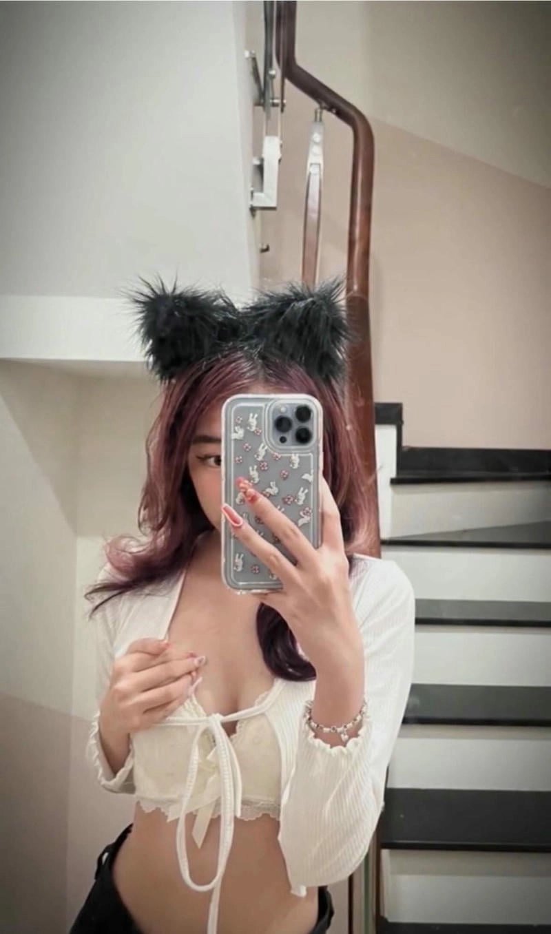 ảnh gái cầm điện thoại che mặt dễ thương
