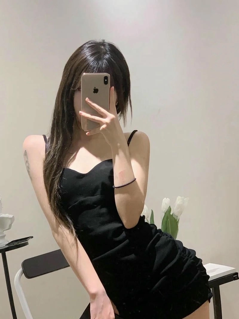 Ảnh gái đẹp che mặt bằng điện thoại hot trend