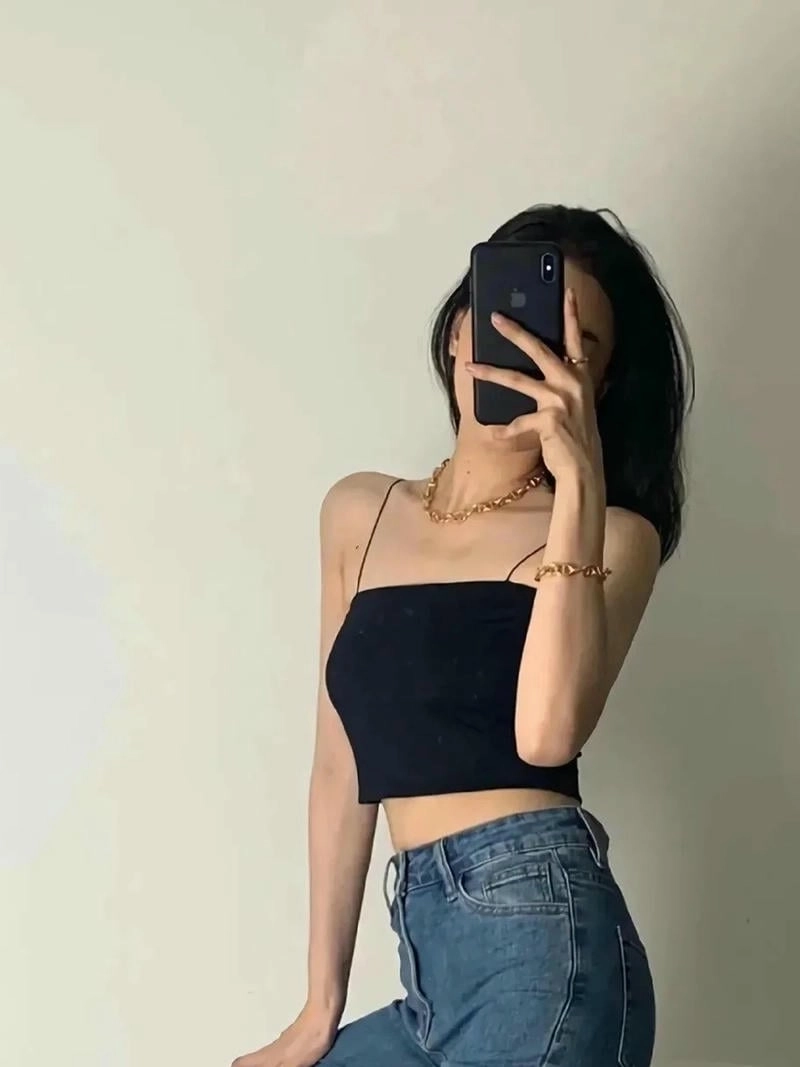 Gái xinh cầm điện thoại che mặt đáng yêu