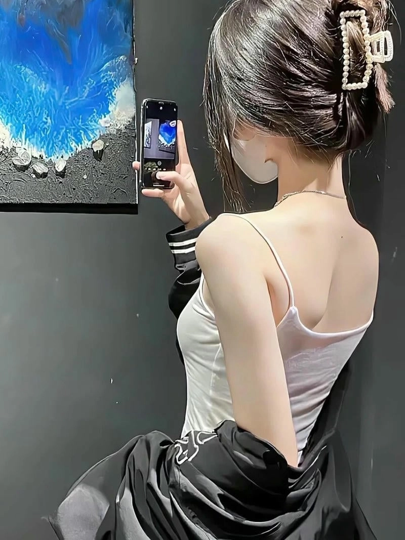 ảnh girl xinh cầm điện thoại che mặt