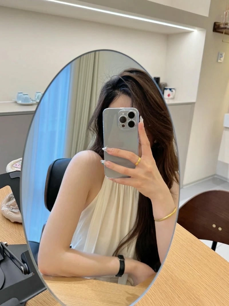 Ảnh gái xinh che mặt bằng điện thoại trước gương đẹp