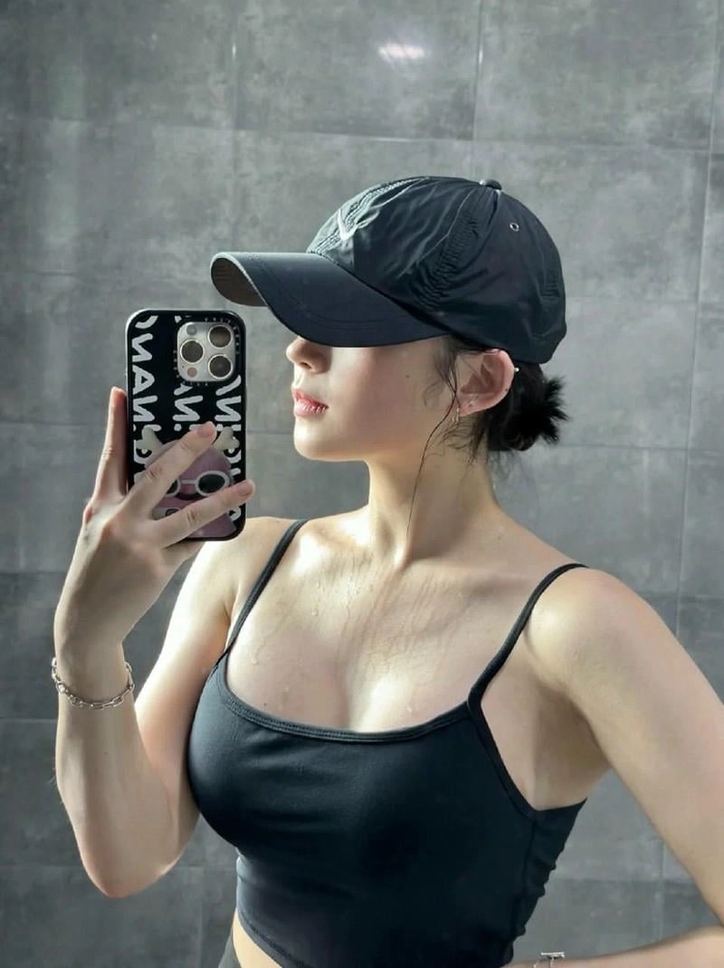 ảnh girl cute che mặt bằng điện thoại