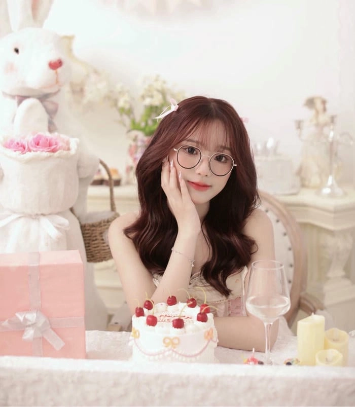 gái xinh tóc dài đeo kính cute khó cưỡng