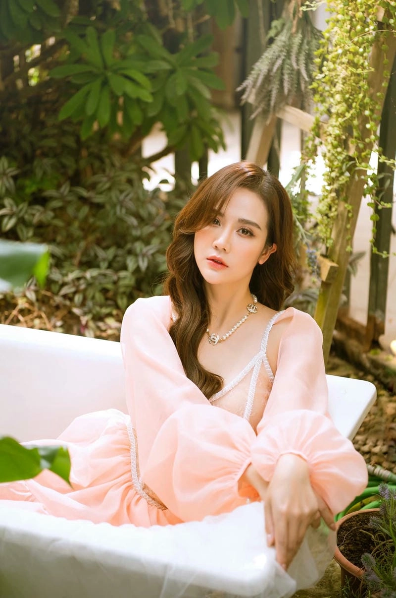 Huyền Lizzie body nóng bỏng 