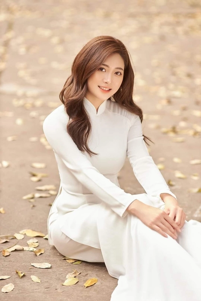 Cô gái tươi cười trong áo dài 