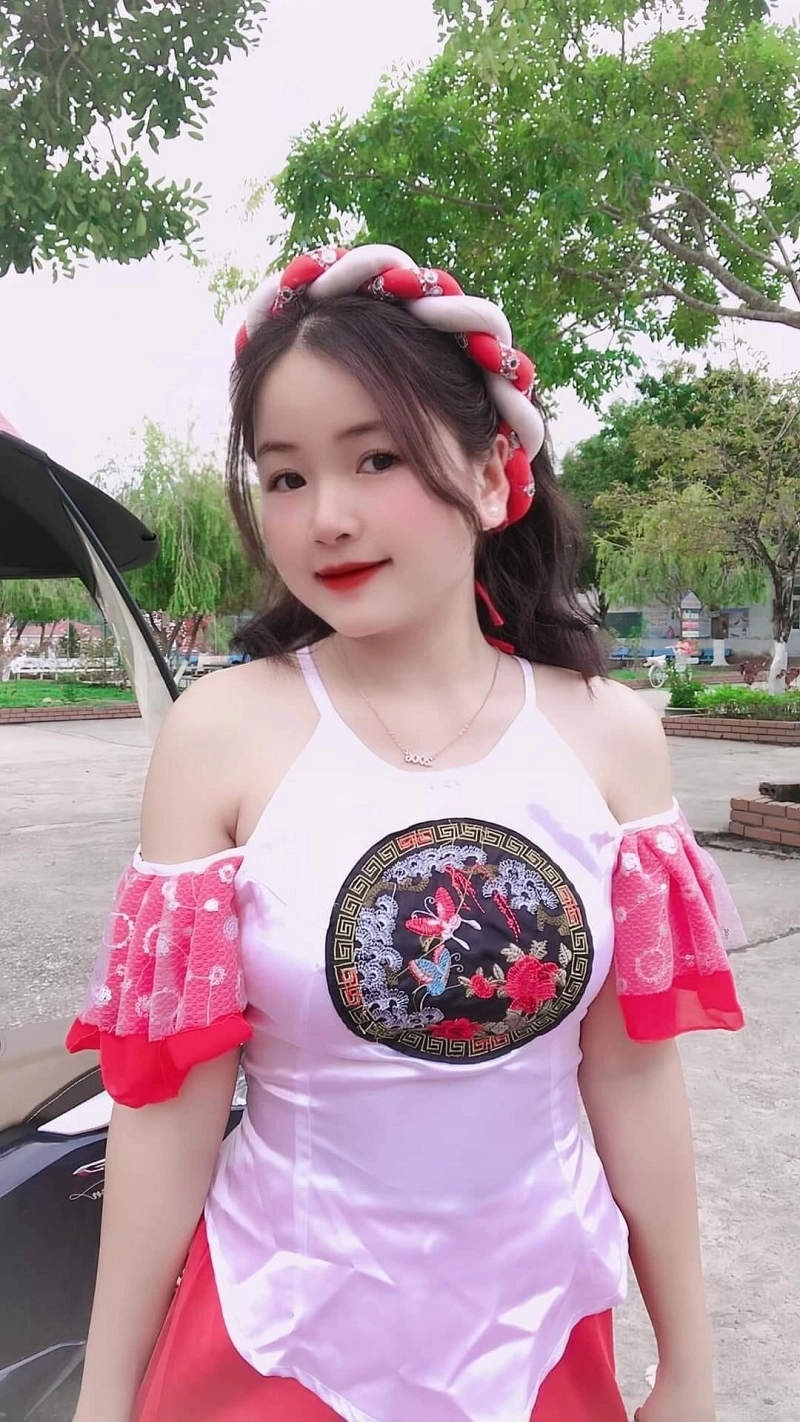 Gái trẻ mặc yếm quyến rũ