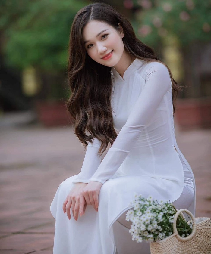 Gái đẹp trong tà áo dài trắng 