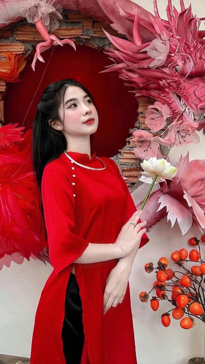 áo dài đỏ chụp tết