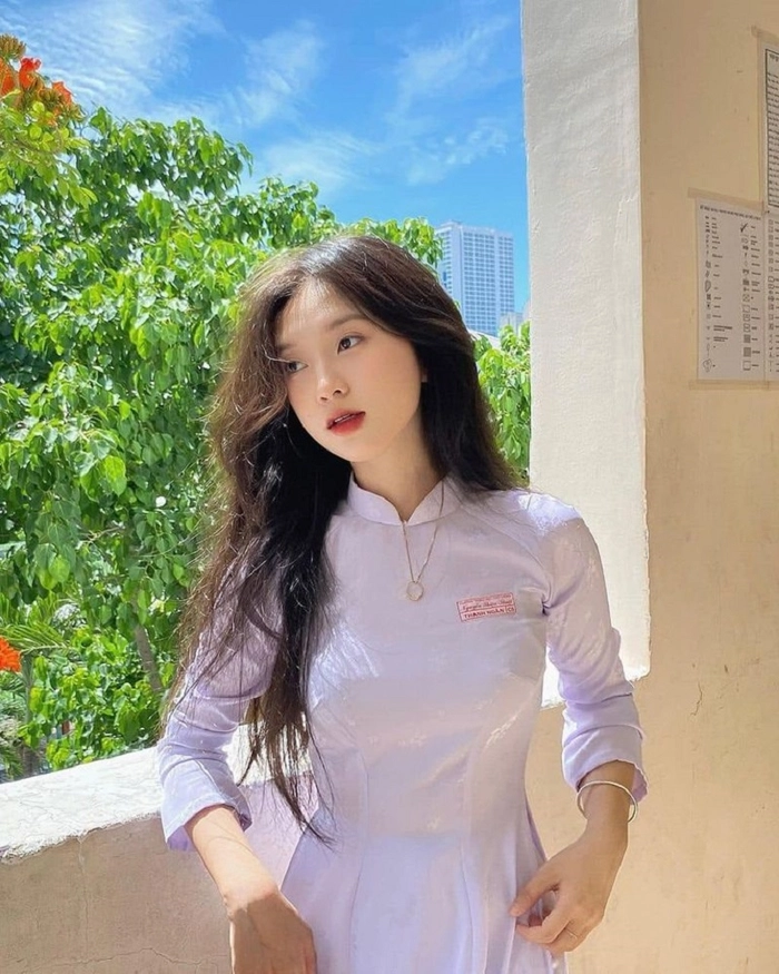 Nữ sinh áo dài trắng duyên dáng 