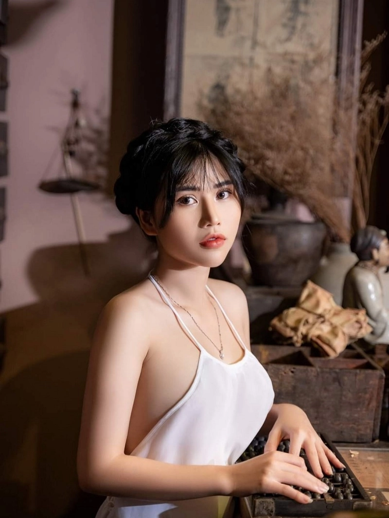 Gái mặc áo yếm khiêu gợi