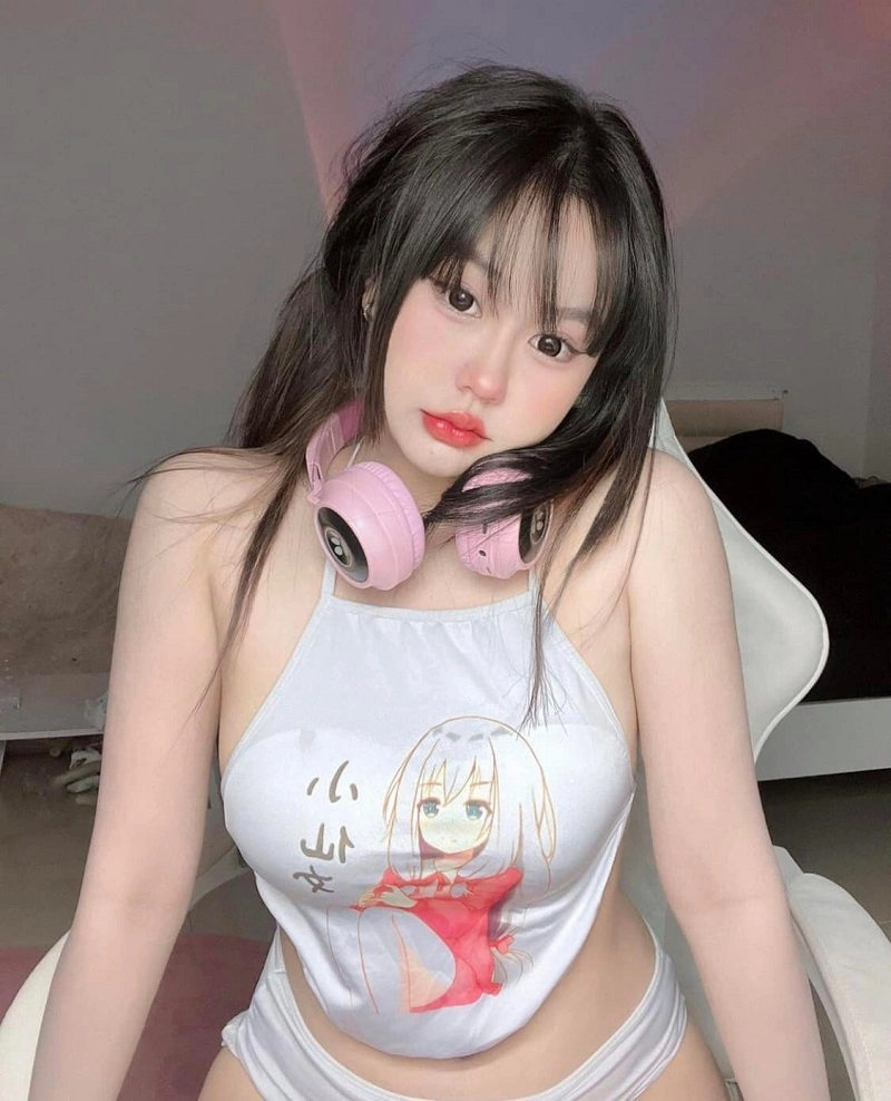 Thiếu nữ mặc yếm đầy sexy