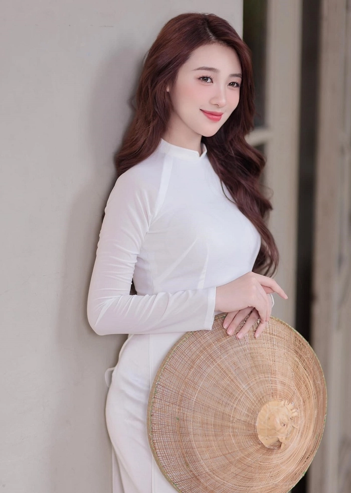 Người đẹp trong áo dài trắng 