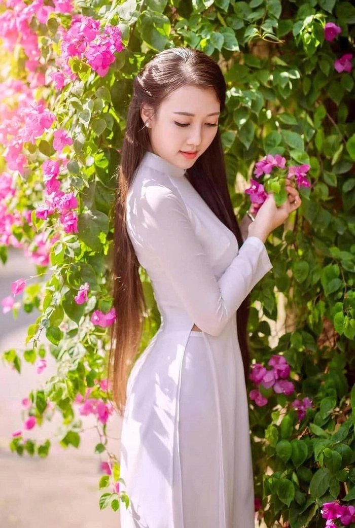 Người đẹp mặc áo dài truyền thống 