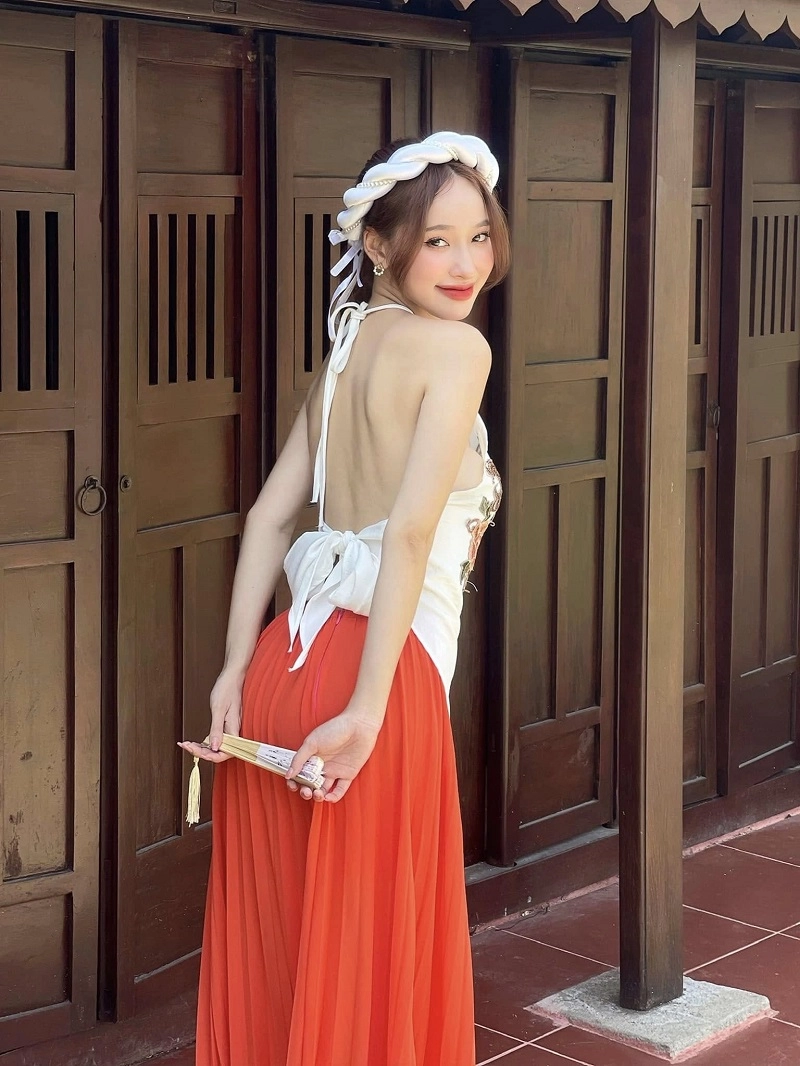 Hot girl sexy trong áo yếm