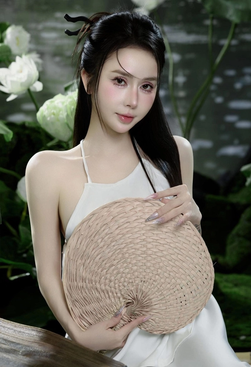 Thiếu nữ mặc yếm nền nã