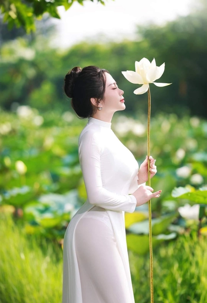 Thiếu nữ trong áo dài trắng 