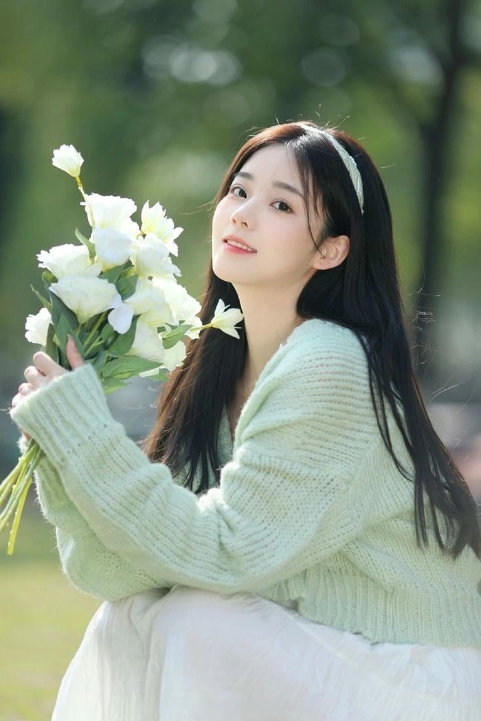 Gái đẹp với bó hoa dịu dàng