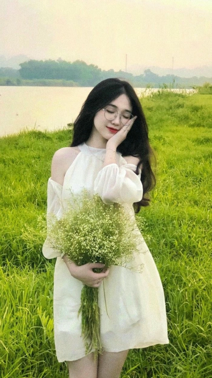 Cô gái xinh tạo dáng cùng hoa