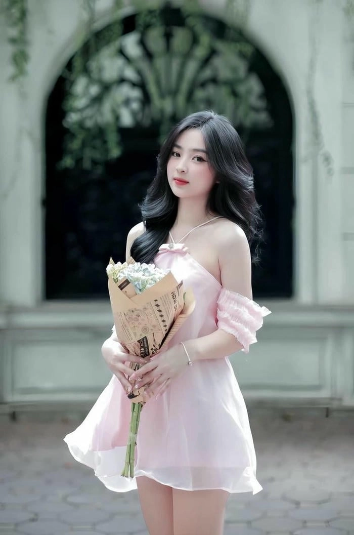 Gái xinh nhẹ nhàng bên hoa