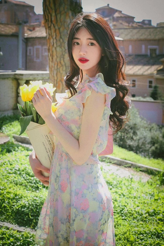 Hình hot girl ôm bó hoa đẹp