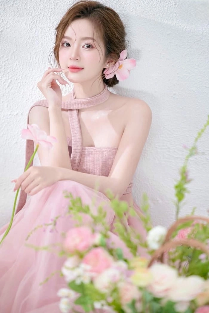 Ảnh thiếu nữ đẹp cầm hoa