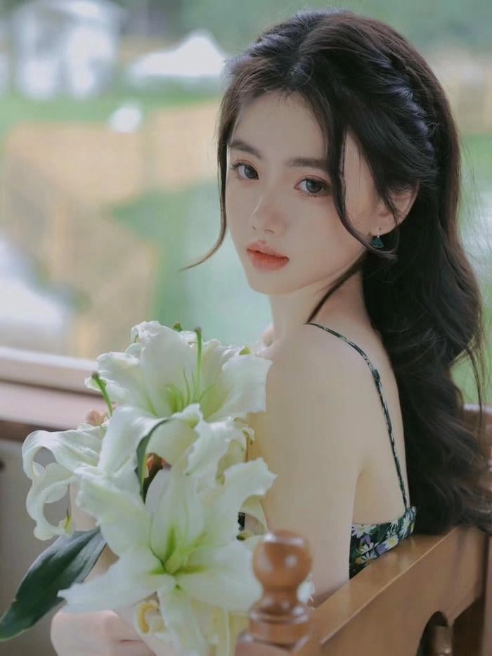 Nữ sinh xinh xắn cầm hoa