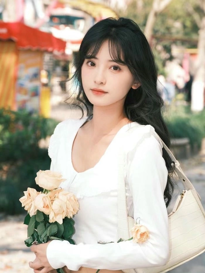 Ảnh gái dễ thương cầm hoa