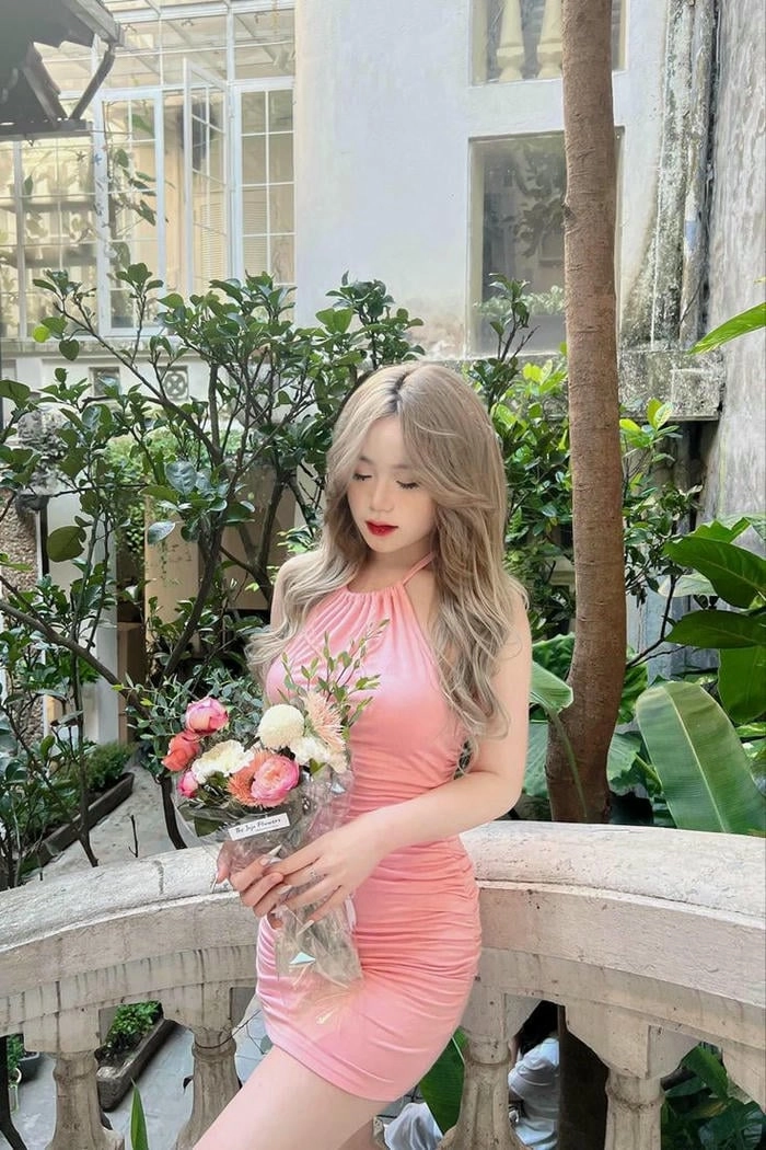 Hình ảnh gái xinh tay cầm hoa