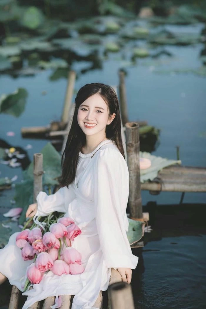Gái xinh tạo dáng với bó hoa