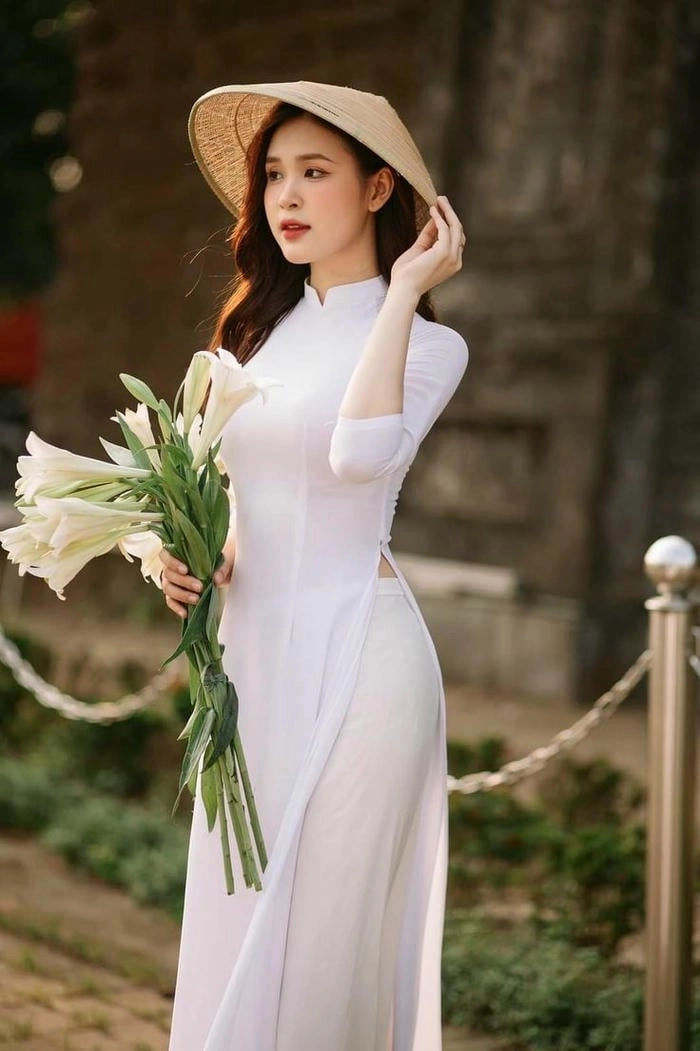 Thiếu nữ xinh đẹp cầm hoa