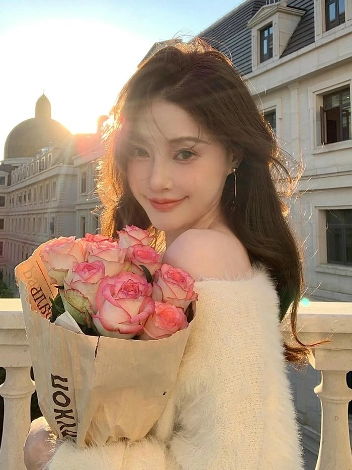 Cô nàng xinh xắn tay ôm hoa