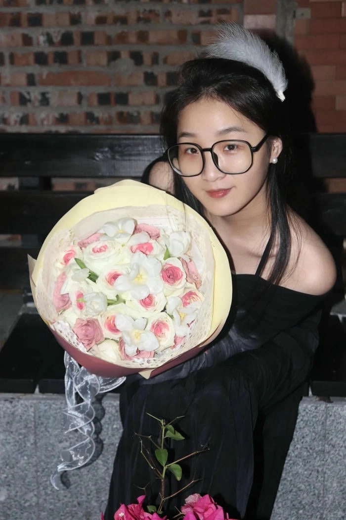 Gái xinh chụp ảnh với bó hoa